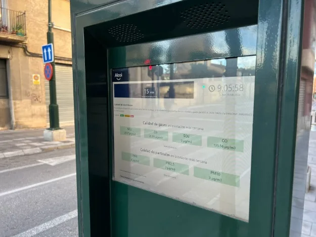 Pantalla interactiva instalada en la calle Entenza de Alcoi