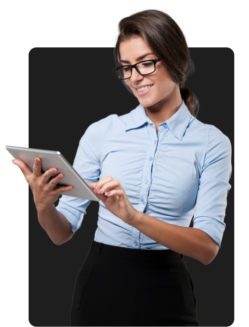 Profesional sonriente utilizando una tableta digital para registrarse en un servicio en línea.