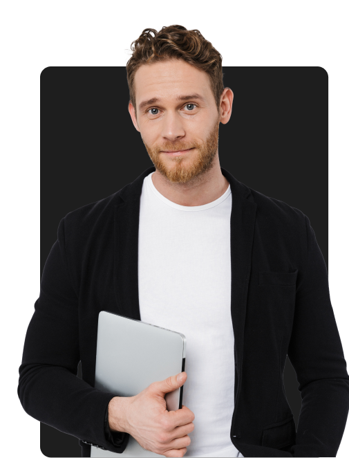 Ingemiería-Social-servicio Hombre confiado con laptop bajo el brazo, reflejando la seguridad y competencia en servicios de ingeniería social.