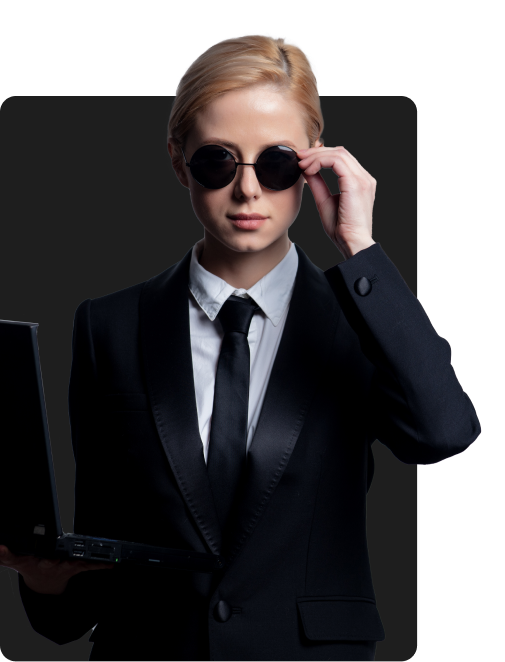 Mujer profesional en traje con laptop, ajustándose unas gafas de sol, que evoca una imagen de inteligencia y misterio.