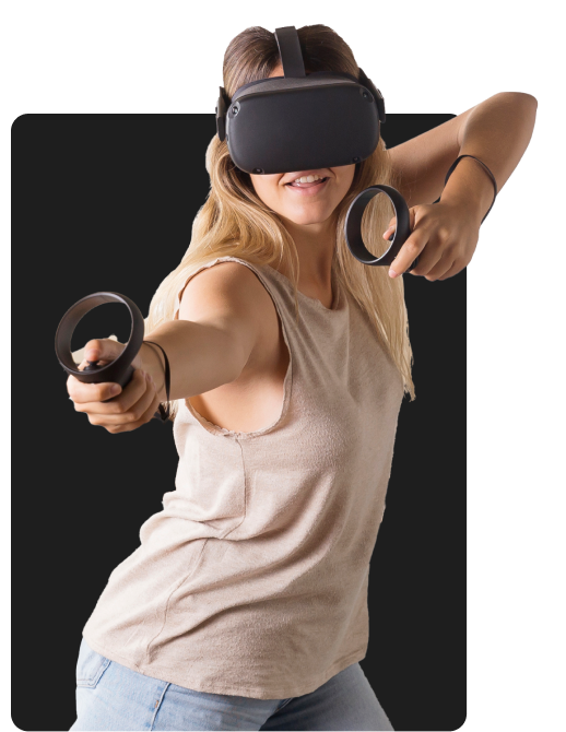 Mujer joven disfrutando de una experiencia de realidad virtual, usando visor VR y controladores