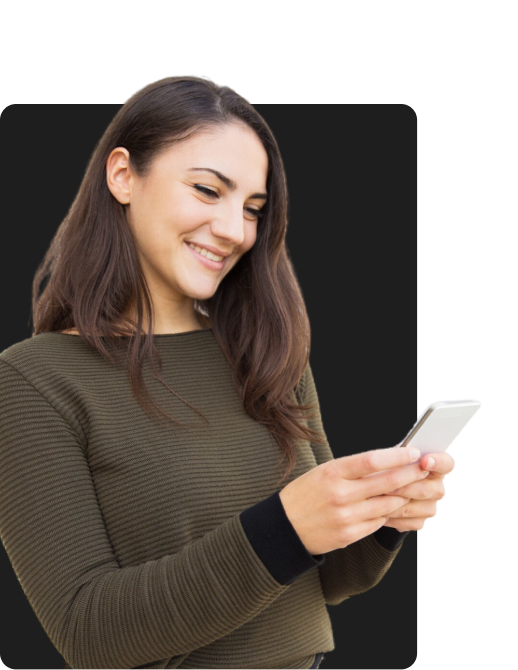 Mujer joven interactuando con chatbot en su teléfono móvil